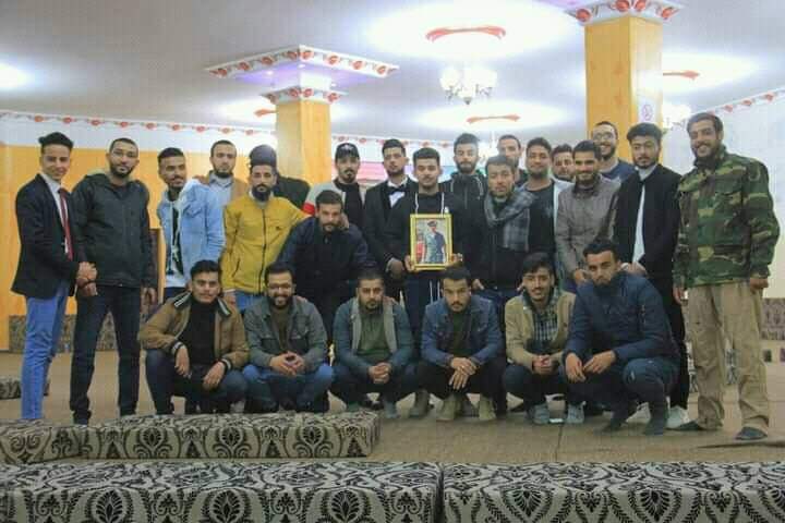 اخي محمد البرعصي واصدقائه في حفل زفافه تتوسطهم صورة رفيقهم الشهيد الملازم محمد بلعم رحم الله الشهيد والف مبروك لاخي