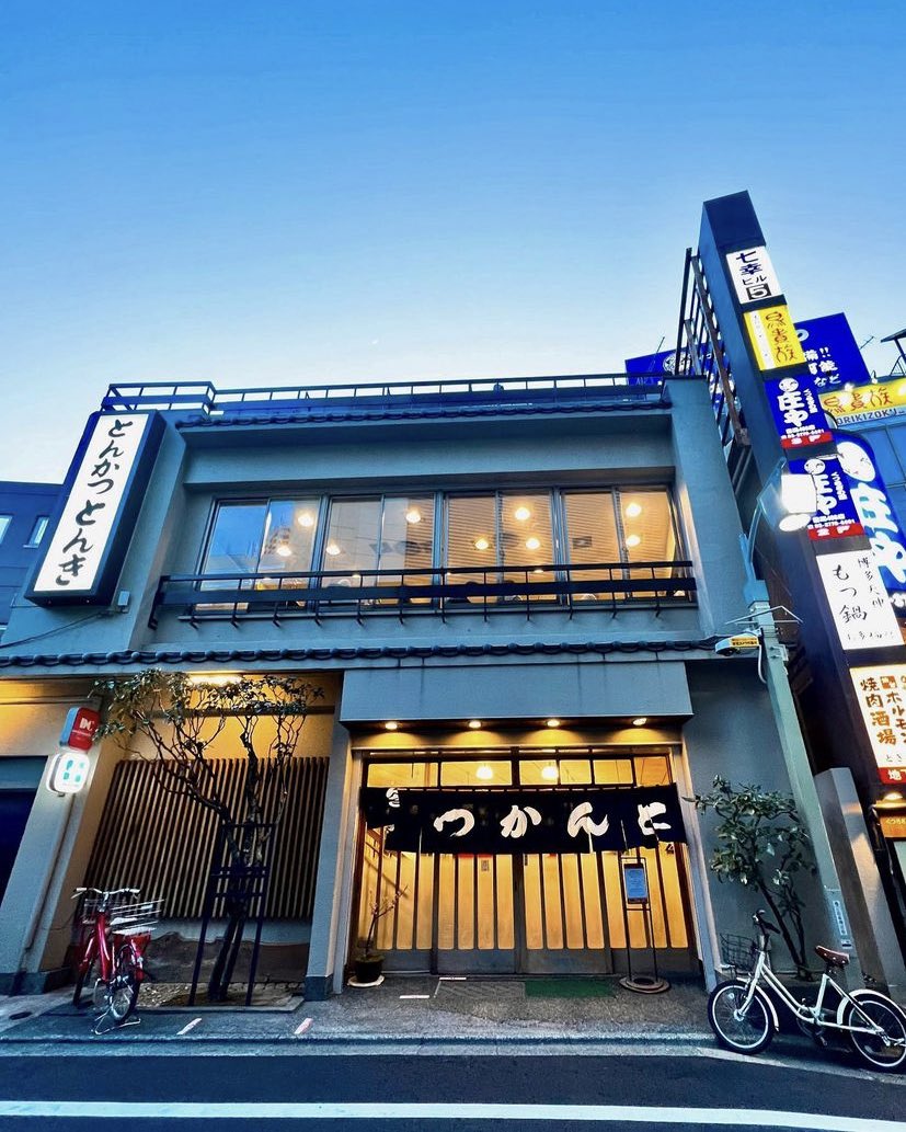 tabekin_'s tweet photo. 目黒のとんかつ屋さん「とんき」は、"町中華"のように"町とんかつ"というジャンルがあったら間違いなく最高峰！
⁡とんかつのカットの仕方が素敵で脂身が甘くてキャベツのおかわりが嬉しい！
綺麗に保たれた空間も素晴らしくて、人気なのも納得のお店です！ https://t.co/OCcA5ekPye