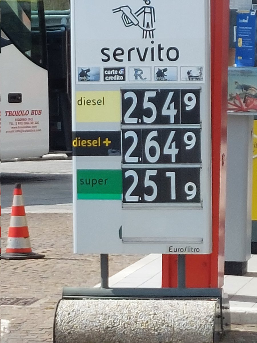 Questo non deriva dall'aumento del greggio ma da una sporca speculazione ai danni dei cittadini. Il gasolio più alto della benzina è una truffa. Il governo #Draghi è incapace di mettere un argine a questa speculazione. È iniziata la guerra ai consumatori, difendiamoci.