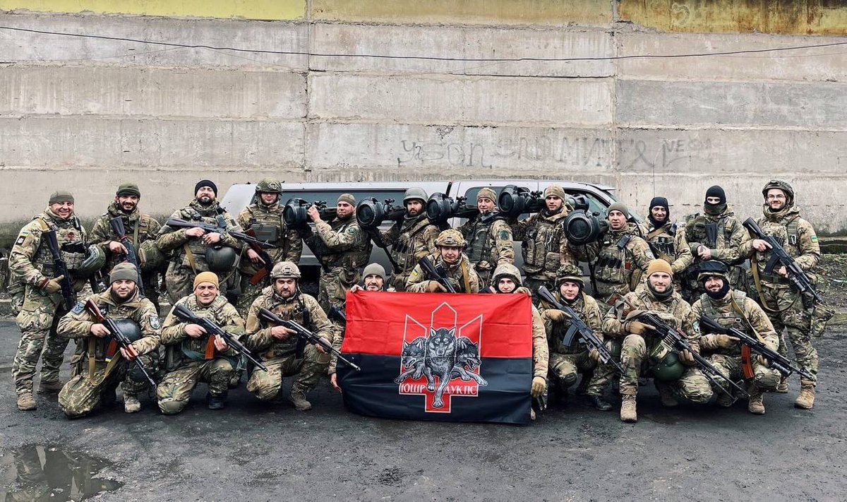 MarkSleboda1's tweet photo. The British govt has now supplied literal NeoNazi death squads in #Ukraine with advanced NLAW anti-tank missiles. Here the #RightSector proudly shows them off. Geopolitically useful kosher Banderite fascist brownshirts. @haynesdeborah https://t.co/KrlCkPdBfo
