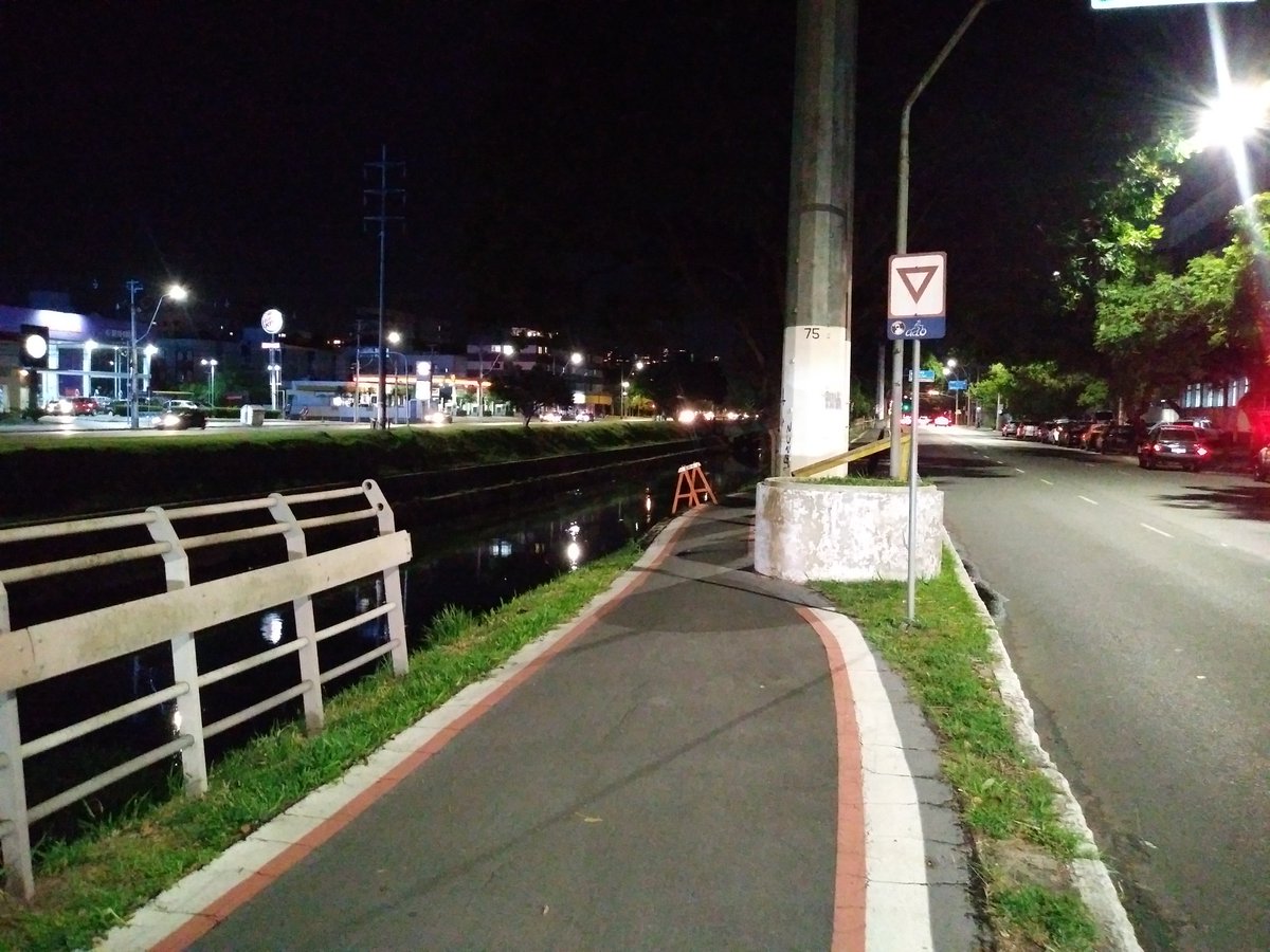 marko2730's tweet photo. @DanielGuth Estão querendo eliminar os ciclistas. Nessa parte da ciclovia da Ipiranga, perto da esquina com a João Pessoa, está faltando a barreira de proteção do lado do arroio! Essa foto foi tirada no dia 05/03, mas já tinha visto isso no dia 19/02.

https://t.co/mnIxL8iF1k https://t.co/EsNyMqU0iD
