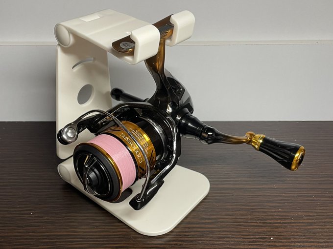 最高やないか コレは大発見 釣りガール 釣りボーイ オススメだよ ダイソー スマホスタンドがリール置きにもなる 2 2 いまトピ
