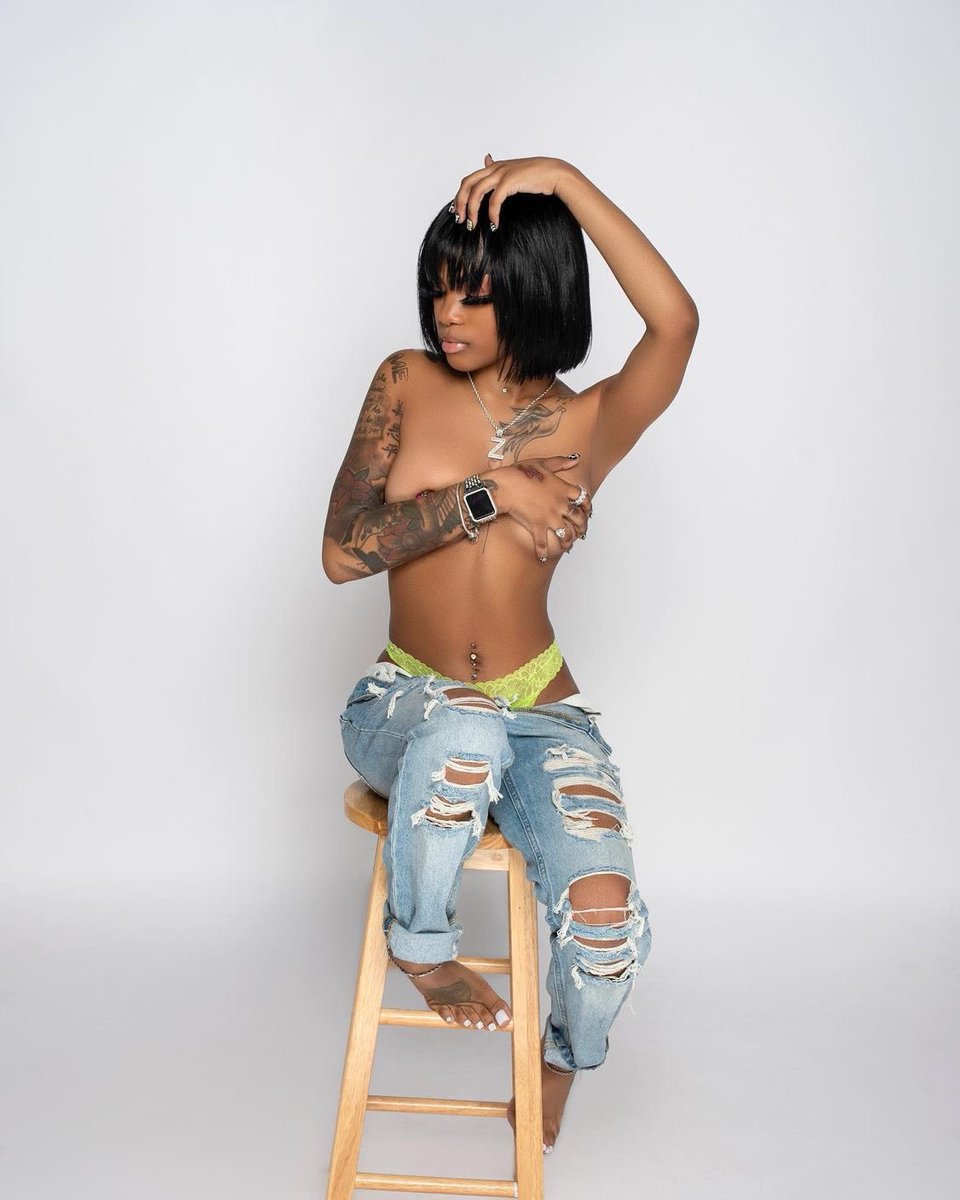 Z5thereal's tweet photo. No Bbl But My Waist Snatched😅🌹 , Hbd To Me🎂 #PRETTYPISCES !! 👅. #Chapter19 !! https://t.co/krNYGoTxrq