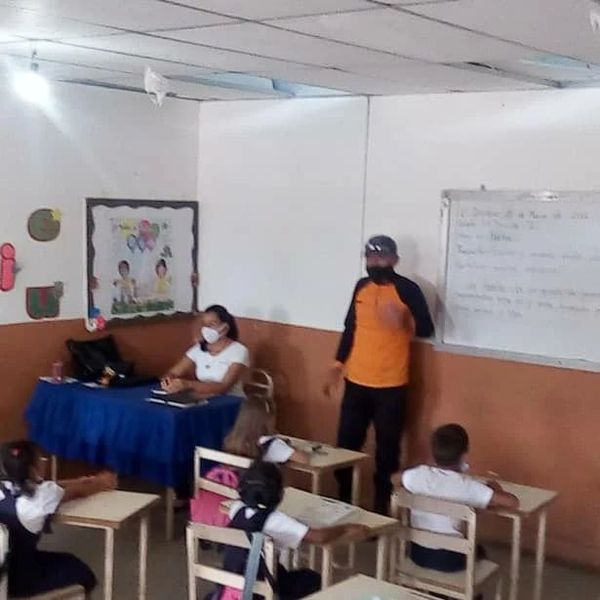trujillopcad's tweet photo. #PcMiranda Realizó Actividad de Formación y Capacitación en materia de Autoprotección Ciudadana y Gestión de Riesgos a los alumnos de primer grado de la Unidad Educativa Enrique Flores del Sector Las Rurales, Parroquia El Dividive, Municipio Miranda.
#CulturaPreventiva https://t.co/VBxhDPpU86