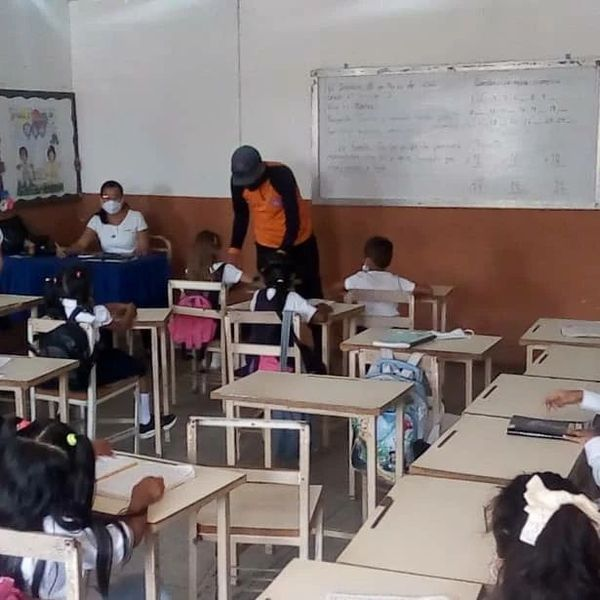 trujillopcad's tweet photo. #PcMiranda Realizó Actividad de Formación y Capacitación en materia de Autoprotección Ciudadana y Gestión de Riesgos a los alumnos de primer grado de la Unidad Educativa Enrique Flores del Sector Las Rurales, Parroquia El Dividive, Municipio Miranda.
#CulturaPreventiva https://t.co/VBxhDPpU86
