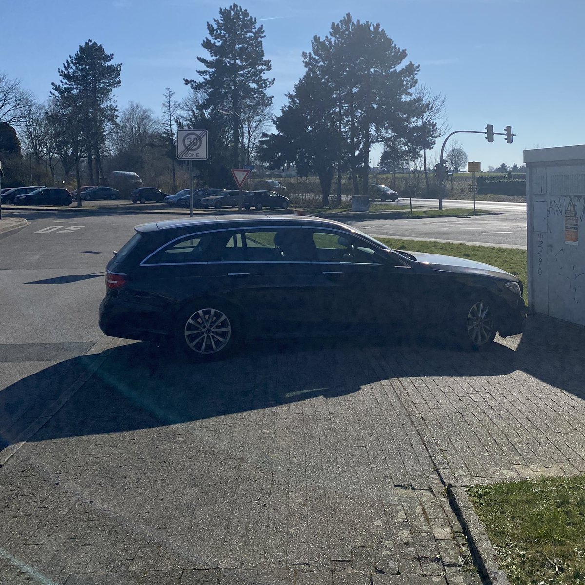 Direkt an der #Grundschule. So wird geparkt, wenn die Stadt @bochum_de so wenig kontrolliert…