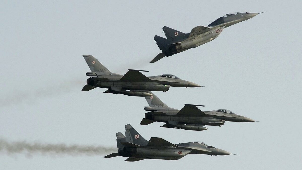 Guerre en Ukraine: Polonais et Américains en désaccord sur la livraison d'avions de chasse rfi.my/8Ecd.t