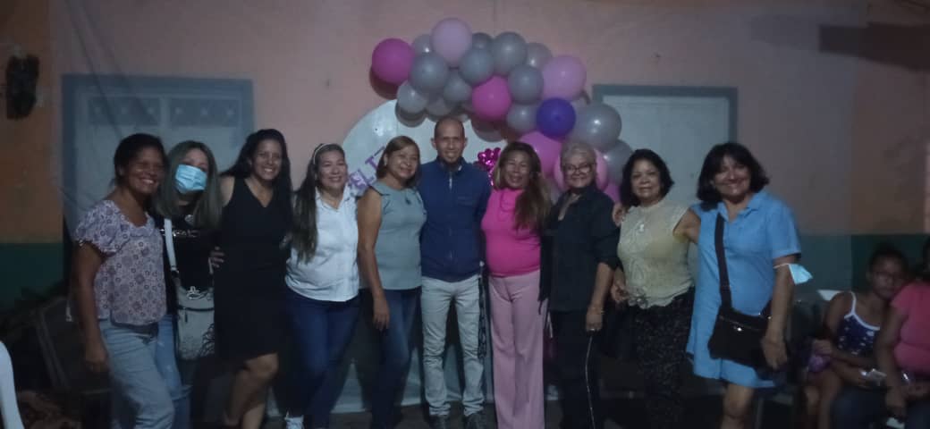 Charla motivacional con mujeres de distintas edades del sector "La Pedrera" en #NuestraMaracay .
Conmemorando el #DiaInternacionalDeLaMujer 
El trabajo siempre da buenos frutos.