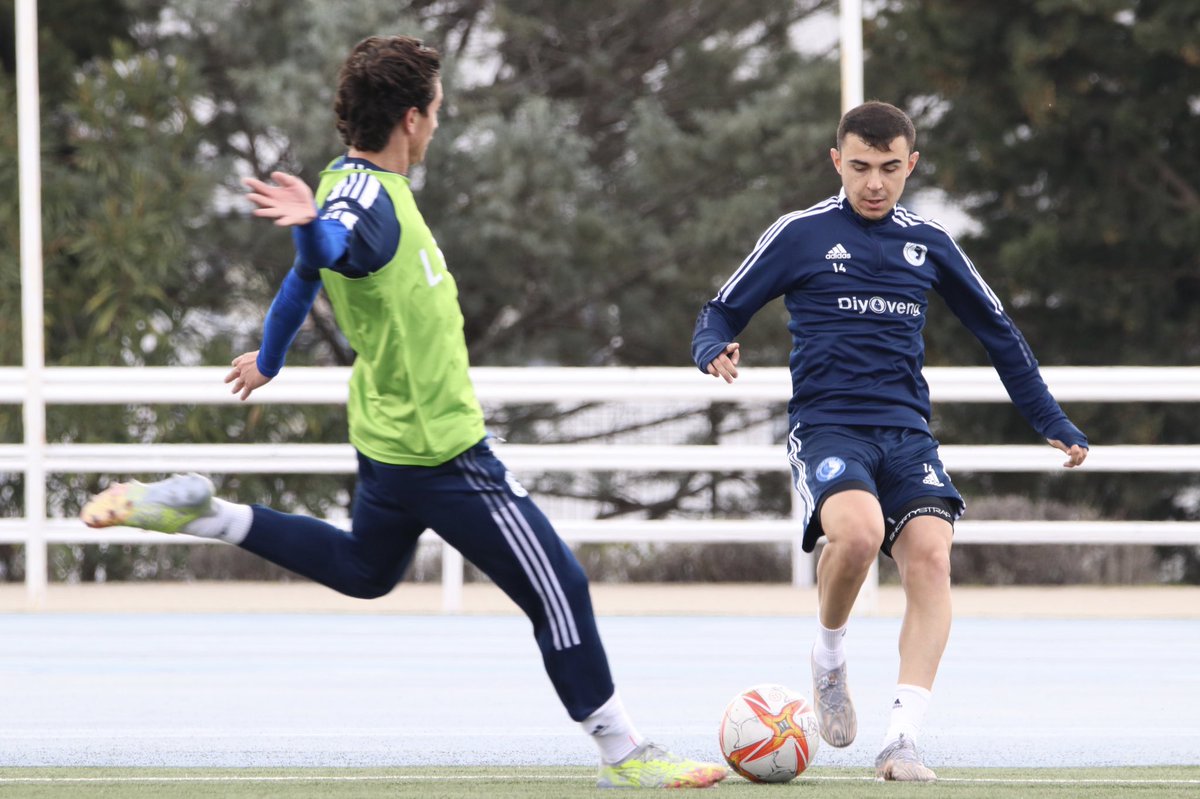 LasRozas_CF's tweet photo. PRIMER EQUIPO| #129. Día de descanso ayer, hoy vuelta al trabajo para el EQUIPO de @CarlosRdiguez17.

3️⃣ sesiones por delante para preparar el partido del domingo, llegar en las mejores condiciones y poder volver a la senda del triunfo.

#CorazonAzul | 💙
#QueTodoVuelvaAEmpezar https://t.co/g5ynD4cdgL