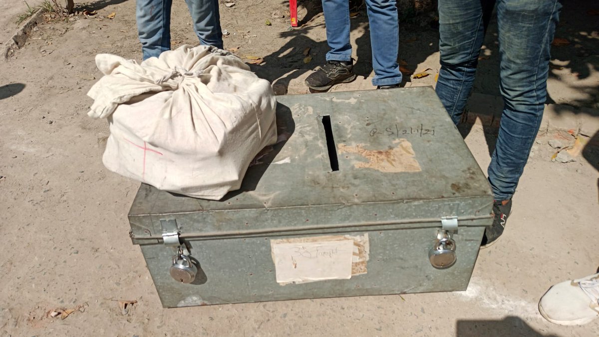 पोस्टल बैलेट मतपत्र कहां हैं लोगों का ध्यान सिर्फ ईवीएम पर है इन हजारों वोटों को कहां रखा गया है किसकी निगरानी में हैं? सभी प्रत्यासी ध्यान दें कुछ जगह तहसील में रखे हैं क्यों?
<a href="/yadavakhilesh/">Akhilesh Yadav</a> <a href="/proframgopalya1/">Prof. Ram Gopal Yadav</a> <a href="/oprajbhar/">Om Prakash Rajbhar</a> <a href="/jayantrld/">Jayant Singh</a> <a href="/sunilyadv_unnao/">Sunil Singh Yadav</a> <a href="/RajeevRai/">Rajeev Rai</a> <a href="/BhadauriyaAnand/">Anand Bhadauria</a>