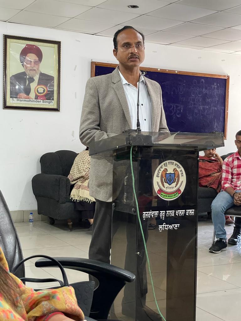 yespunjab's tweet photo. Book 'Emerging Young Writers' released by Gujranwala Guru Nanak Khalsa College https://t.co/SkBtWbhRY7
#Book #ProfGurbhajanGill #VarinderKumarSharma #EmergingYoungWriters #GGNKhalsaCollege #YesPunjab https://t.co/NFHv50vYdS