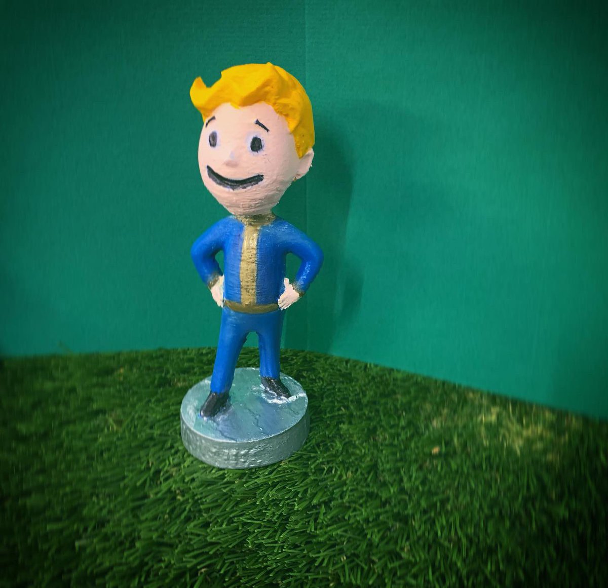 L0v3Train's tweet photo. No way near my best work but still love this little guy haha #fallout #fallout4 #fallout76 #vaulttec #vault111 #Bethesda #vaultboy #3dprinting #3dprint #model @fallout @bethesda_uk @bethesda https://t.co/NI7FJOOb6w