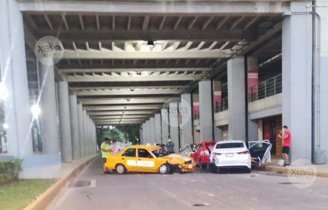 XEVATabasco's tweet photo. #AlMomento | Cerrado carril de Av. Paseo Tabasco, debajo de Plaza Galerías, por carambola de vehículos. Tome precauciones. https://t.co/nFycx8uH4K