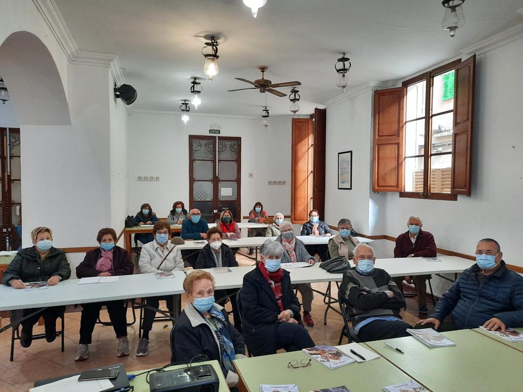 imasmallorca's tweet photo. 👍 Un grup de 1⃣9⃣usuaris de la #LlardeFelantix accepta amb motivació el repte del projecte 'Xerra'm de tu'
📘 Crear un llibre de records vitals estimulant la memòria, l'escriptura o el dibuix
2⃣ Educadors socials en pràctiques de l'#EVIF els hi han ajudat
#envellimentactiu https://t.co/7FK5BdxP7o
