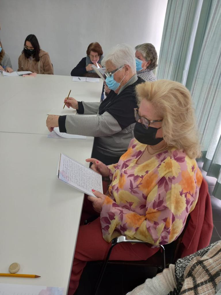 imasmallorca's tweet photo. 👍 Un grup de 1⃣9⃣usuaris de la #LlardeFelantix accepta amb motivació el repte del projecte 'Xerra'm de tu'
📘 Crear un llibre de records vitals estimulant la memòria, l'escriptura o el dibuix
2⃣ Educadors socials en pràctiques de l'#EVIF els hi han ajudat
#envellimentactiu https://t.co/7FK5BdxP7o