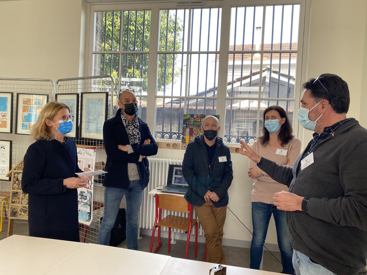 AcBordeaux's tweet photo. La rectrice @ABisagni au @BremontierLP pour parcourir le boulevard de l'innovation avec les équipes éducatives de l’@AcBordeaux dans le cadre de la journée académique de l’#innovation : « Professeurs et chercheurs : ensemble pour engager les élèves dans des voies de réussite » https://t.co/9jGOxHWdQ8
