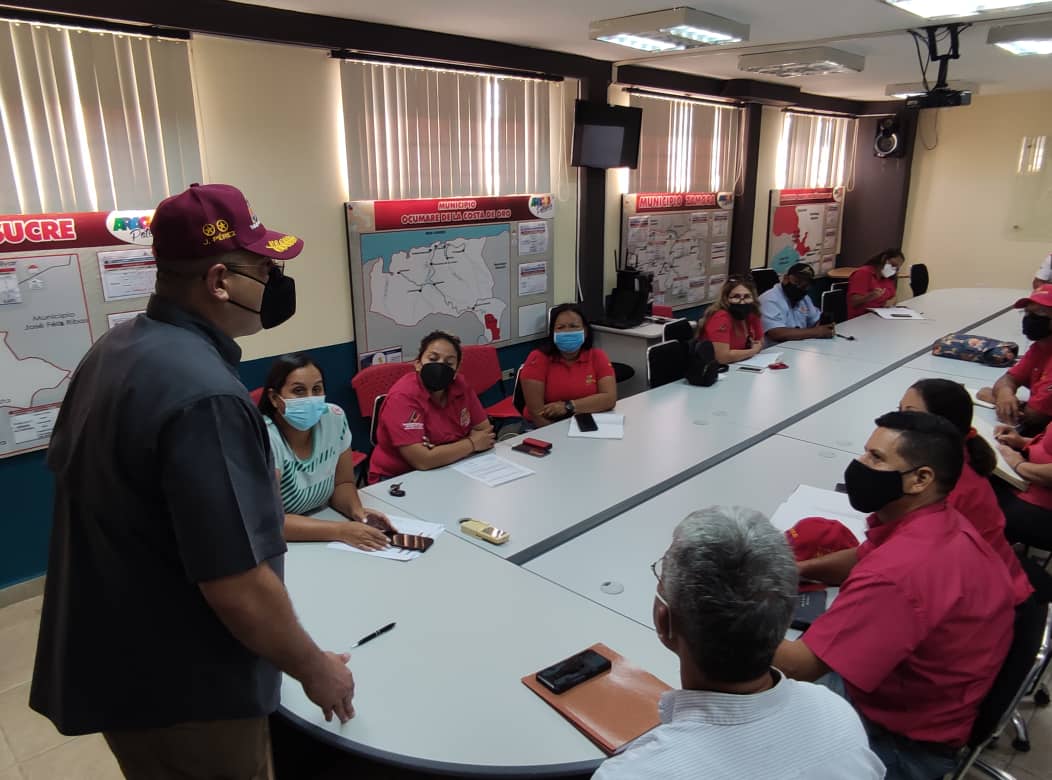 MercalOficial's tweet image. #Aragua🇻🇪| El Jefe estadal @CmdtJavierPerez, sostuvo un encuentro con los Coordinadores y responsables de áreas de @MercalOficial en la región, a fin de  avanzar en las 3R.Nets y garantizar la seguridad alimentaria de la población. #USADerogaElDecretoYa