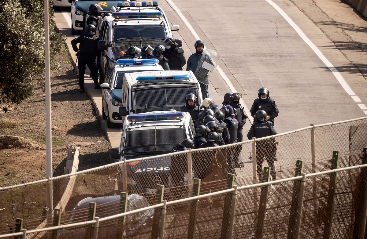 Le360fr's tweet photo. Mercredi dernier, parmi les milliers de migrants subsahariens ayant tenté de pénétrer dans la ville occupée de Melilla, située au Nord du 🇲🇦, bon nombre ont subi de graves violences policières. 

Un accueil qui contraste avec la politique d’accueil des réfugiés🇺🇦 prônée par l'🇪🇸 https://t.co/buXkp9RFrE