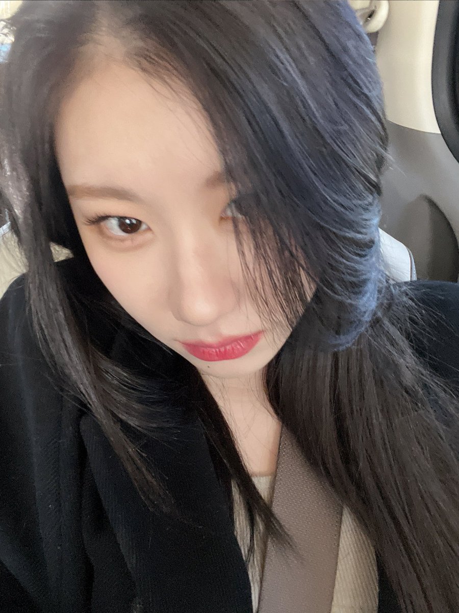 UNIVERSEITZY's tweet photo. [10:22 pm KST] 🦊📸 https://t.co/Wj9bjZXxg6