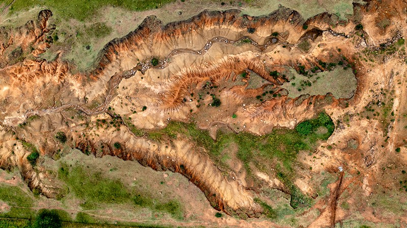 soil_now's tweet photo. #Soil creates life from death. The production of more than 95% of the food we eat relies on the soil. Yet this precious resource is #eroding. Instead of nourishing crops, fertile topsoil is ending up in places such as ditches, reservoirs, and the ocean.
#SaveSoil https://t.co/9lwt8wqvYw