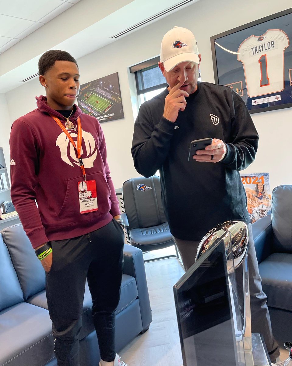 903 X 210 🌹🤙🏽?
<a href="/CoachTraylor/">Jeff Traylor</a> <a href="/UTSAFTBL/">UTSA Football 🏈</a> 
#STEADYBALLIN