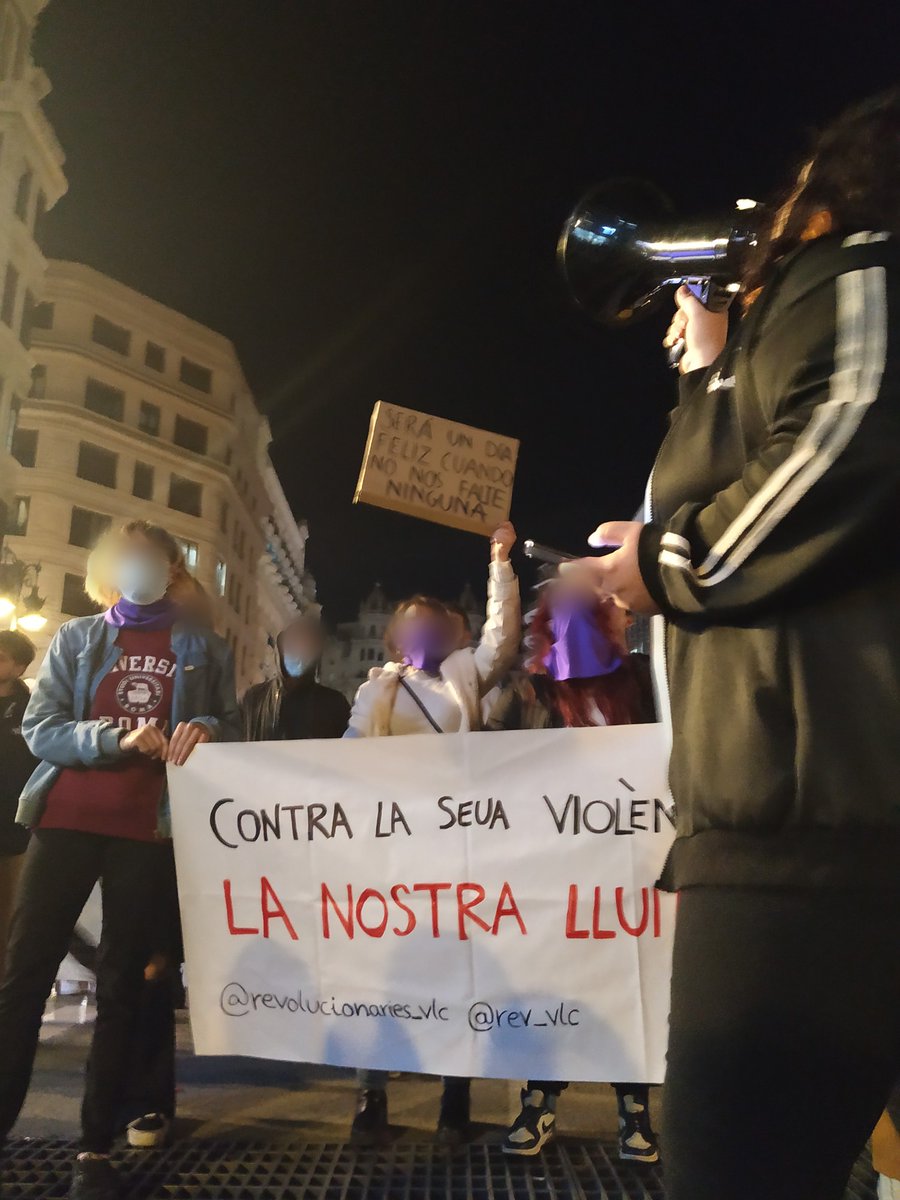 Rev_vlc's tweet photo. Desde Revolucionaries ahir acudirem a la manifestació del #8M per reivindicar wls drets de la dona treballadora i denunciar el feminisme liberal i els seus representants.

La lluita continua tot l'any. Esteu atentes a les notícies 🔥 https://t.co/2TeKWVtYy4