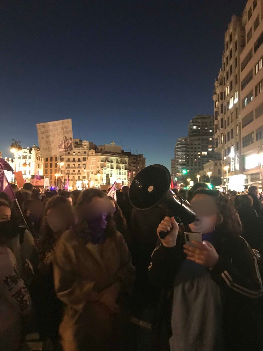 Rev_vlc's tweet photo. Desde Revolucionaries ahir acudirem a la manifestació del #8M per reivindicar wls drets de la dona treballadora i denunciar el feminisme liberal i els seus representants.

La lluita continua tot l'any. Esteu atentes a les notícies 🔥 https://t.co/2TeKWVtYy4