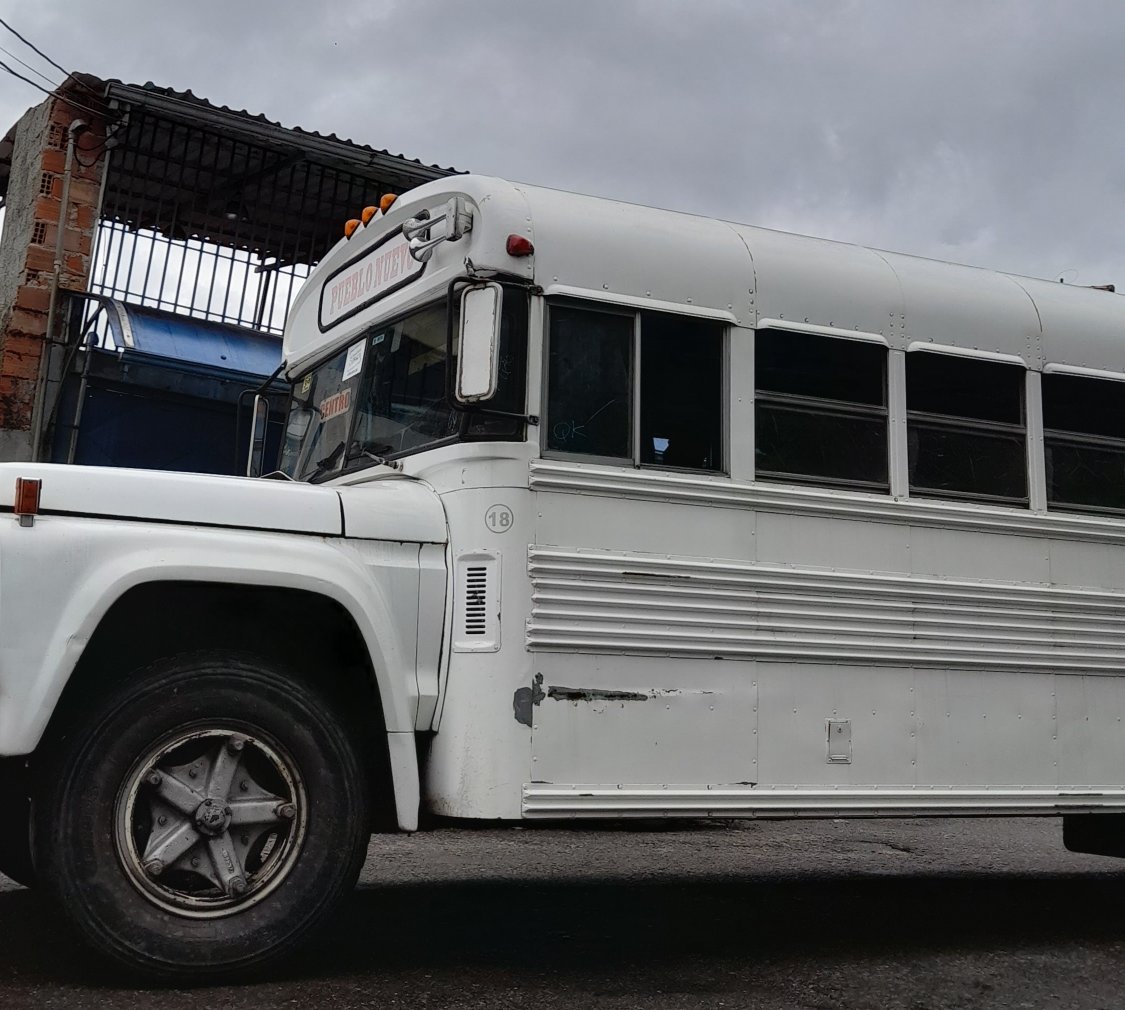 TochadasVE's tweet photo. Autobus de Pueblo Nuevo, Cuenta la leyenda que están hechos del mismo acero del Titanic, familia de los Santa Teresa, su fecha favorita las Ferias y Partidos del Dvo, frase "Centro Saliendo", enemigo de la 21 Mayo, fan del vallenato, altamente competitivo, lema: ahí, hay espacio https://t.co/QnPFccxbuE