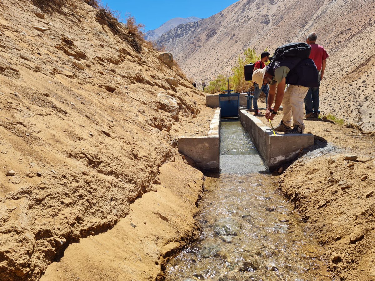 Indap_coquimbo's tweet photo. Estamos felices por el tremendo cambio que significará para🧑‍🌾👩‍🌾del canal Empedrado Cuesta ubicado en #Paihuano la obra de #Riego💧que recepcionamos.

Se realizaron mejoras a través del revestimiento con tubería, lo que permite optimizar la conducción y el aprovechamiento del agua https://t.co/cHTMFwRxP5