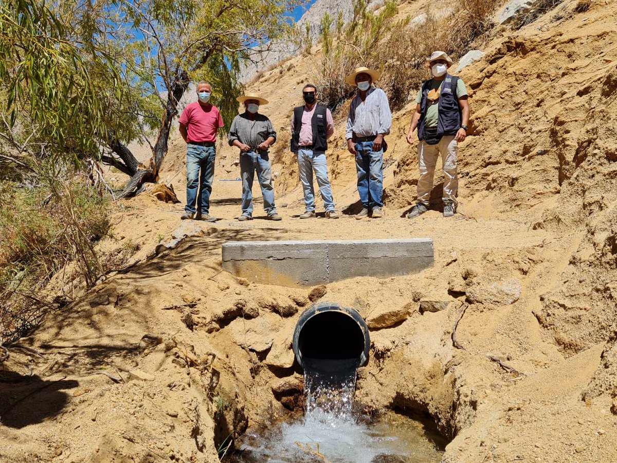Indap_coquimbo's tweet photo. Estamos felices por el tremendo cambio que significará para🧑‍🌾👩‍🌾del canal Empedrado Cuesta ubicado en #Paihuano la obra de #Riego💧que recepcionamos.

Se realizaron mejoras a través del revestimiento con tubería, lo que permite optimizar la conducción y el aprovechamiento del agua https://t.co/cHTMFwRxP5
