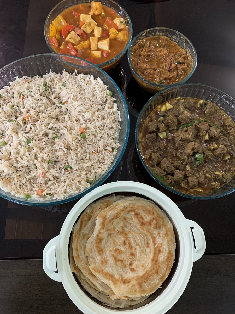 relationWthFood's tweet photo. Last Weekend Dinner 🥳🥳

On my frame:
💥Kerala Porotta
💥Beef curry
💥Veg fried rice
💥Chilli Paneer
💥Tomato roast

#porottabeef #keraladinner #keralafood #nadan #vegfriedrice #chillipaneer #tomatoroast #keralaporotta #beef #dinner #weekenddinner #weekend #weekendvibes https://t.co/2WblZq9qbo