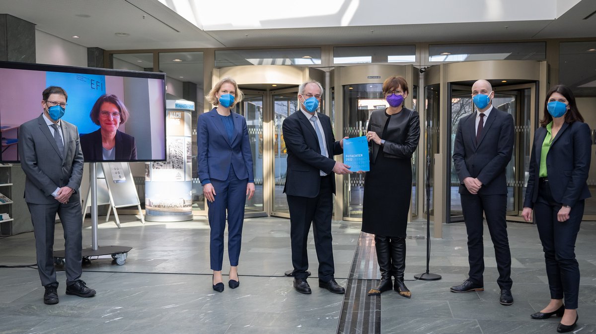 EFI_Kommission's tweet photo. Die @EFI_Kommission übergibt das #EFIGutachten2022 an Bundesministerin @starkwatzinger.

Foto: BMBF/Hans-Joachim Rickel https://t.co/hnmHaVejEP