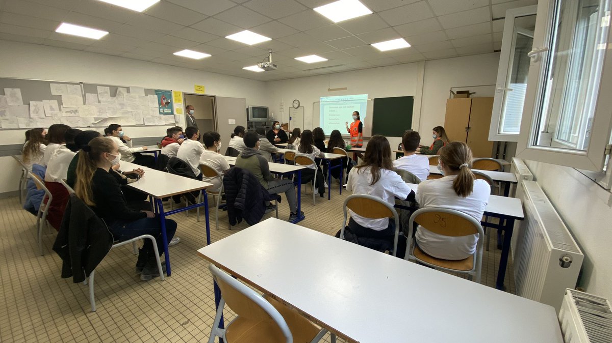 Scalley_1's tweet photo. Aujourd’hui nos ambassadeurs citoyens démarrent leur #parcourscitoyen par une rencontre avec le personnel de la @crfNimes 
pour connaître le fonctionnement et le rôle des protagonistes de La Croix rouge (secourisme , actions sociale etc) et leurs actions à venir 
@SebastienSoues https://t.co/JdqWGpZDov