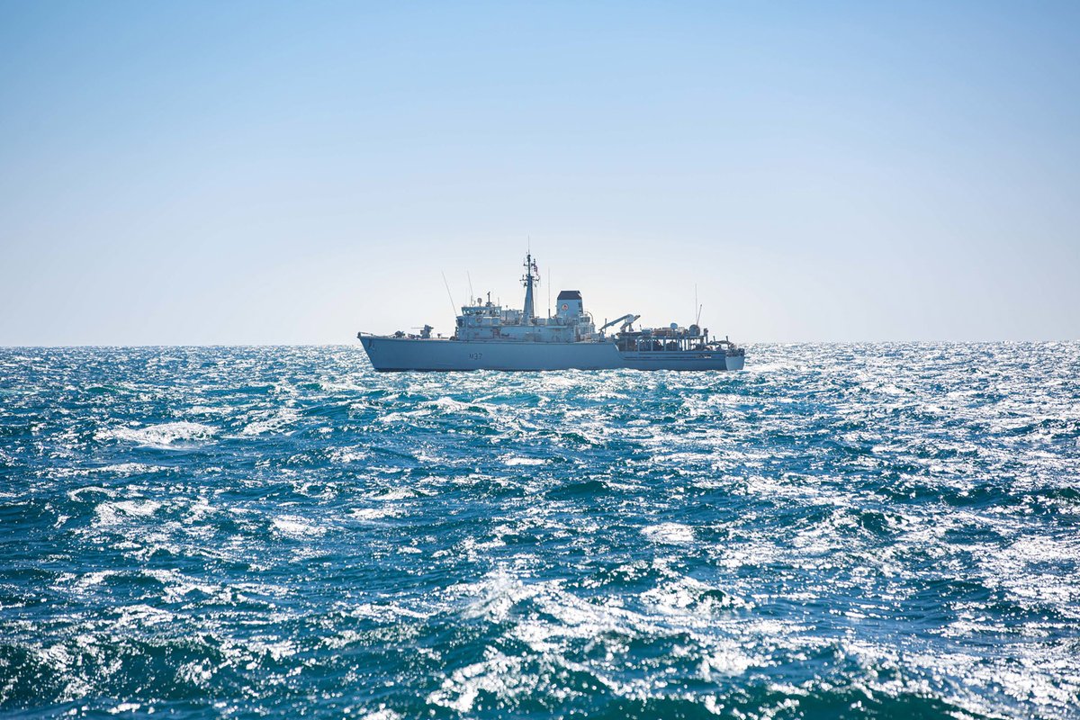 RoyalNavy's tweet photo. Crew of veteran minehunter @HMSChiddingfold proved top dogs during the biggest naval workout in the Gulf, #IMX22.๐
The @UKMCCMiddleEast ship was singled out as No.1 among international eight hunters scouring the Gulf for dummy mines. #BackintheFold
๐https://t.co/GP57zi8tIy https://t.co/QzInPjE58R