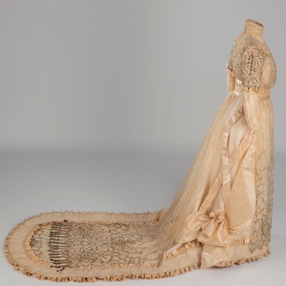 catexperience's tweet photo. Aquest diumenge 13/3, a les 12h, visita a “Un museu, mil trames” al @cdmtextil 😉
Podràs veure aquest espectacular #vestit de #núvia del 1910, coneixeràs com està fet, qui el va confeccionar i qui el va lluir. 

Darreres places! 👉 inscripcions@cdmt.cat 💶 

@visitaterrassa https://t.co/mdBBxNT48K