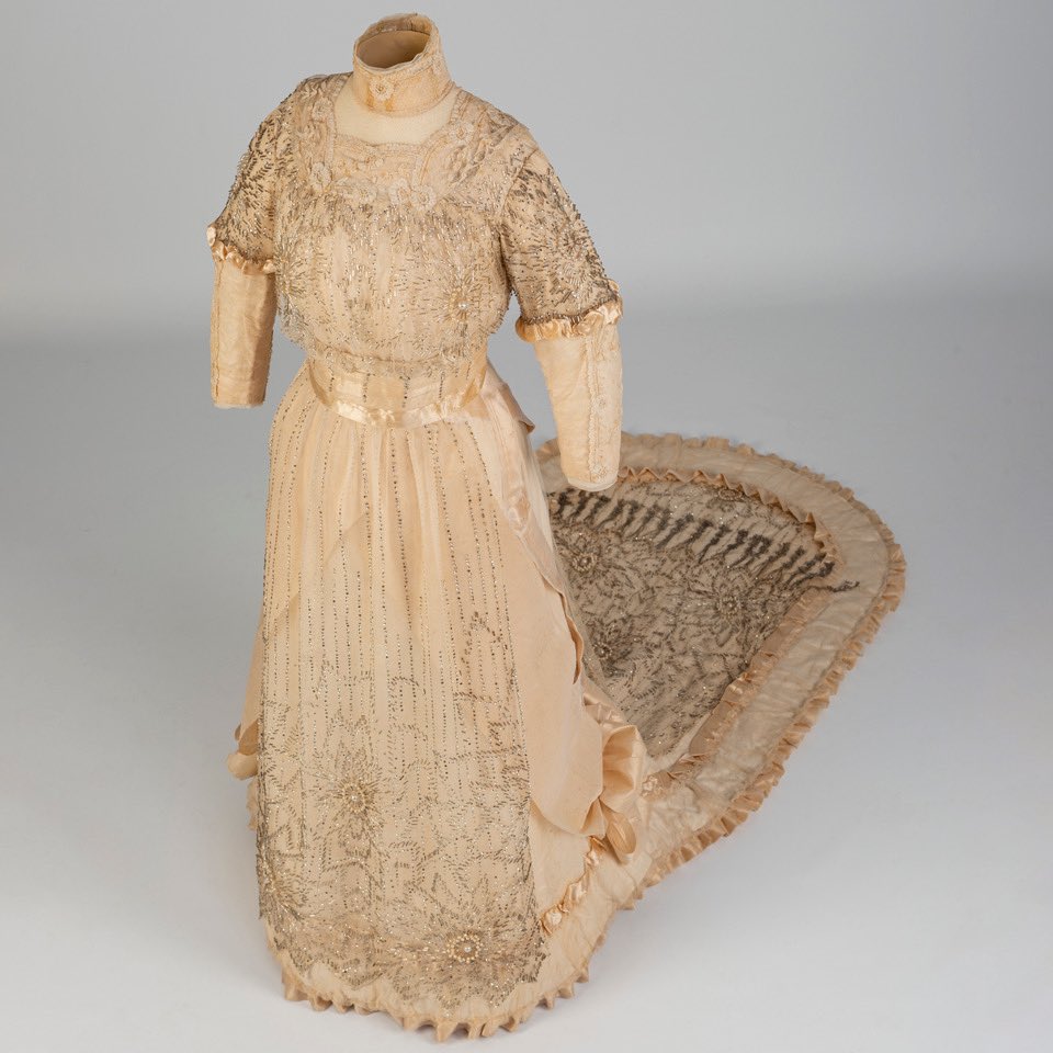 catexperience's tweet photo. Aquest diumenge 13/3, a les 12h, visita a “Un museu, mil trames” al @cdmtextil 😉
Podràs veure aquest espectacular #vestit de #núvia del 1910, coneixeràs com està fet, qui el va confeccionar i qui el va lluir. 

Darreres places! 👉 inscripcions@cdmt.cat 💶 

@visitaterrassa https://t.co/mdBBxNT48K