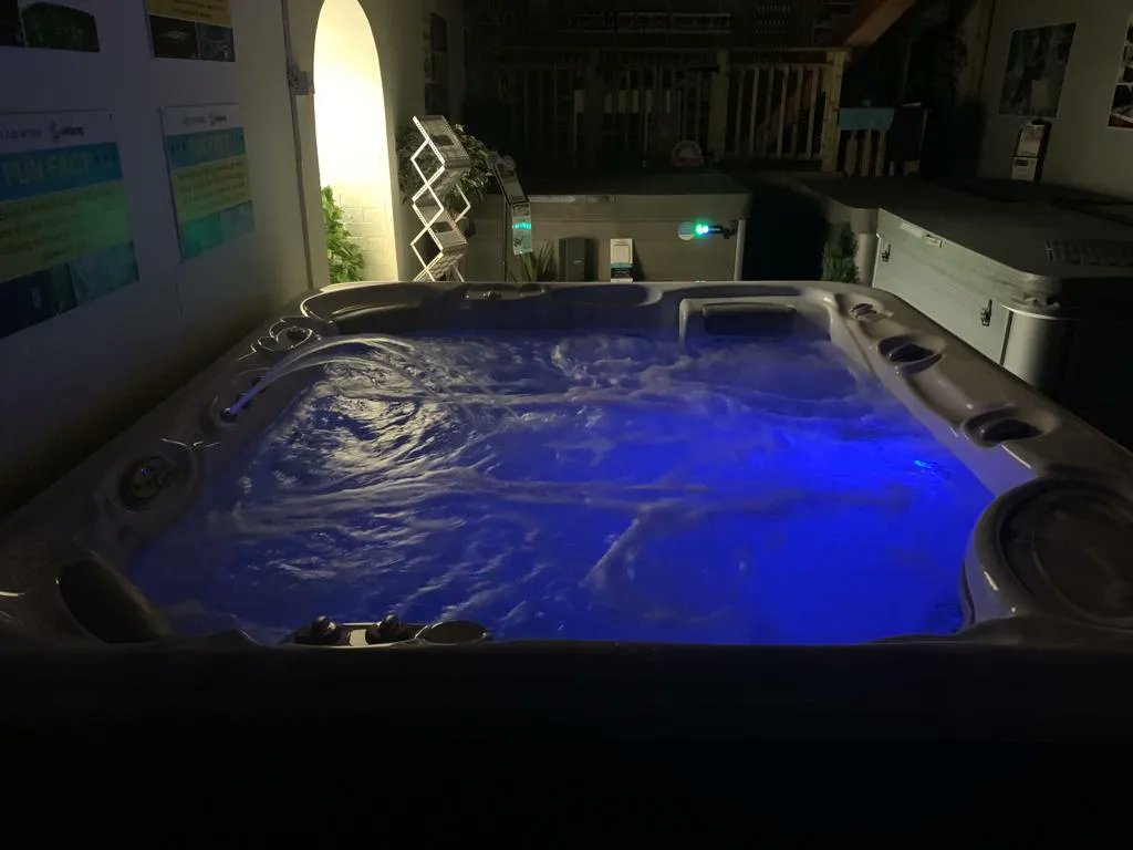 Hot Tub World tweet media