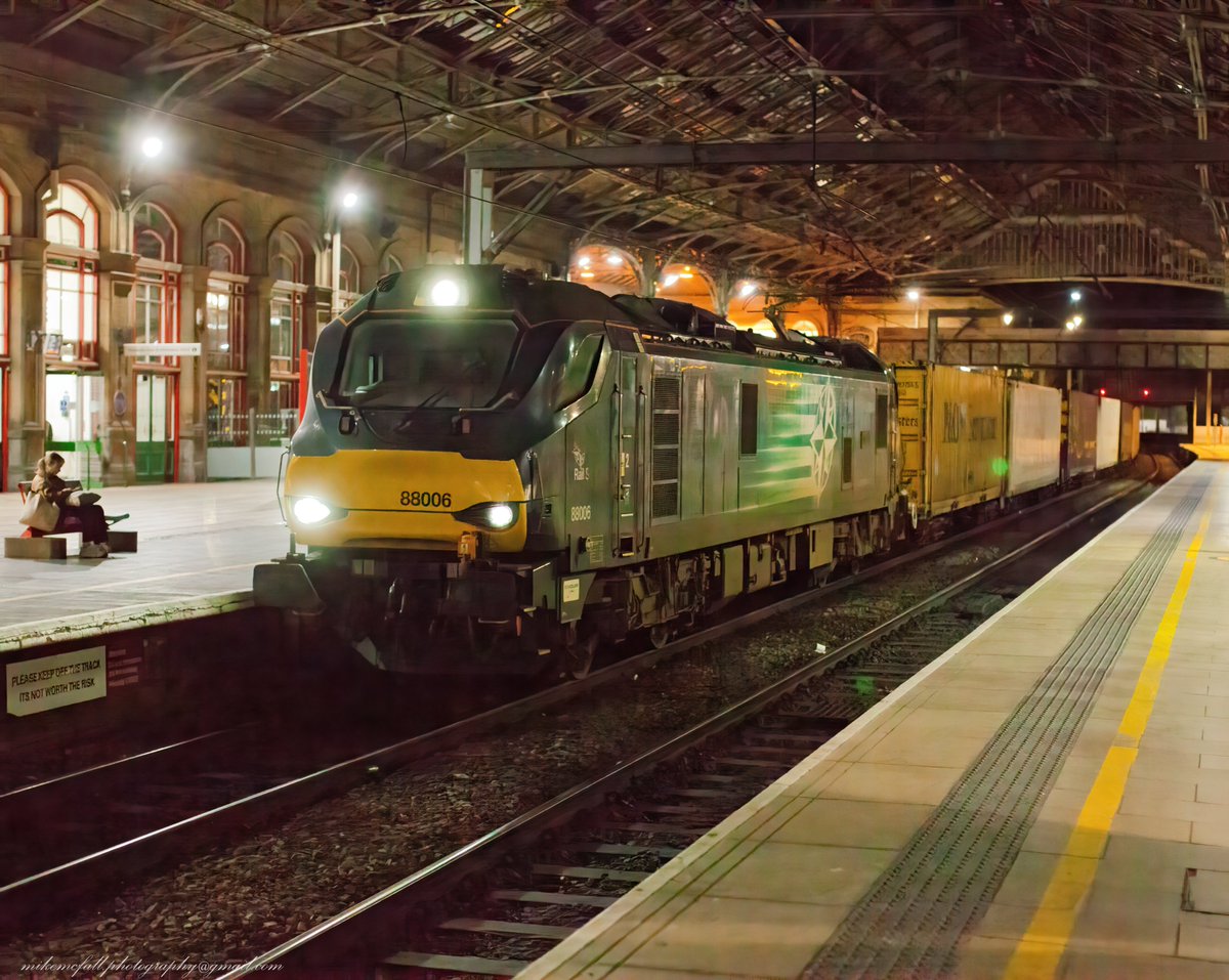 @szilviade_ @Careoran @RlyHerald @RailwaysToday
@MartinaRosemann @TheRailScene @MirchiLal @LocomotivesUK @LensAreLive @ThePhotoHour #class88 #thephotohour @PicPoet @Nicolasgerard31 @FreightmasterUK @PicPublic @RailFreightuk @PickGS
#DRS 88 006 Mossend-Daventry at #Preston 6/3/22