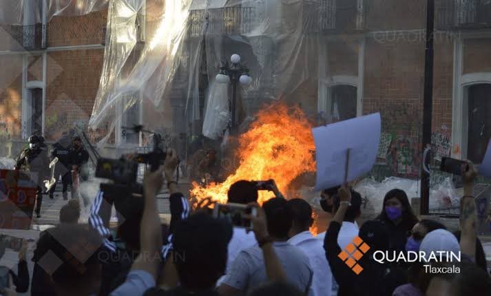 CarlRamirezA's tweet photo. Los mismos medios que minimizan la violencia desatada en Querétaro…hoy señalan que las marchas del #8M2022 fueron totalmente pacíficas.

No es casualidad que hoy salga AMLO en su mañanera y en su discurso oficialista apoye las movilizaciones y minimice la violencia.

Realidad ⬇️ https://t.co/pk6AErUvGq