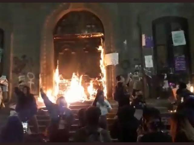 CarlRamirezA's tweet photo. Los mismos medios que minimizan la violencia desatada en Querétaro…hoy señalan que las marchas del #8M2022 fueron totalmente pacíficas.

No es casualidad que hoy salga AMLO en su mañanera y en su discurso oficialista apoye las movilizaciones y minimice la violencia.

Realidad ⬇️ https://t.co/pk6AErUvGq