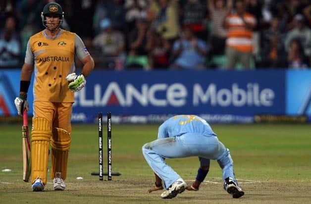 CricCrazyJohns's tweet photo. Australia was 134 for 2 from 14.3 overs while chasing 189 runs with Hayden batting on 62*(46) and Sreesanth cleans up Hayden - ended his spell on 2 for 12 from 4 overs including one maiden in T20 World Cup Semi final - Thank you, Sreesanth. https://t.co/qIotYEsROp