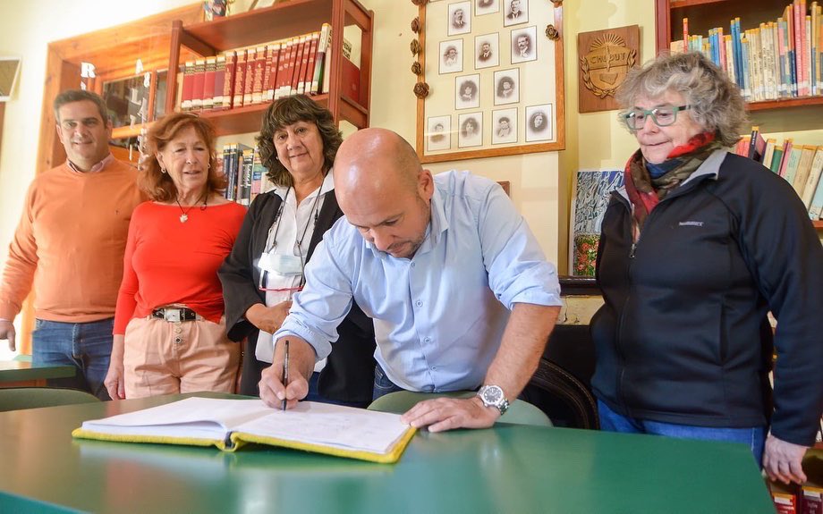 ric_sastre's tweet photo. Dialogamos con autoridades de la Biblioteca Ricardo Berwyn en Gaiman, uno de los edificios históricos que tiene la localidad. Cada año, allí se organiza la Feria del Libro. Hemos comprometido el apoyo y acompañamiento para la edición número 38 que se realizará este año #Chubut https://t.co/SYEglogFdV