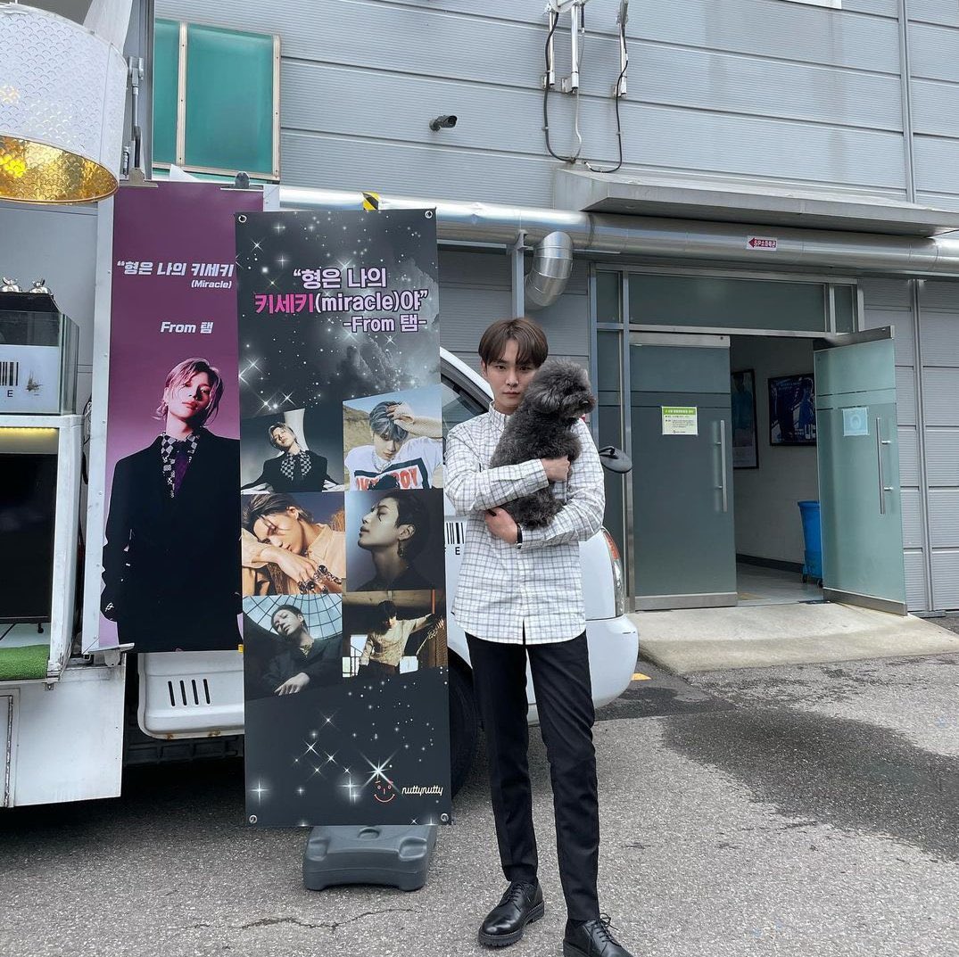 jinkitinybt's tweet photo. taemin sending his own pics to support the other members will never not be funny https://t.co/JNnLr3JoDW