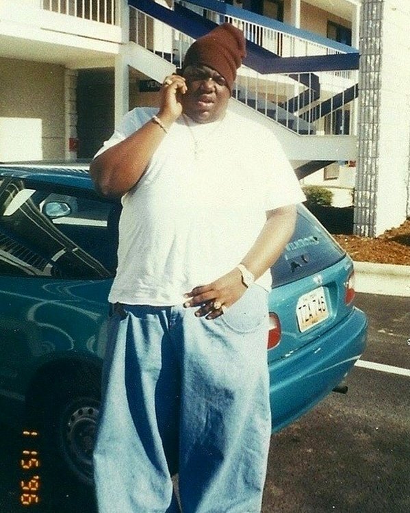 vibe927miami's tweet photo. #RIPBiggie! #25years! Today in #HipHopHistory: We lost the late, great #BiggieSmalls. Our tribute to #NotoriousBIG started bright &amp; early, and continues throughout the day! #Biggie is one of very few rappers widely considered to be the greatest of all time. #classichiphop #march9 https://t.co/si6XfcDtpi