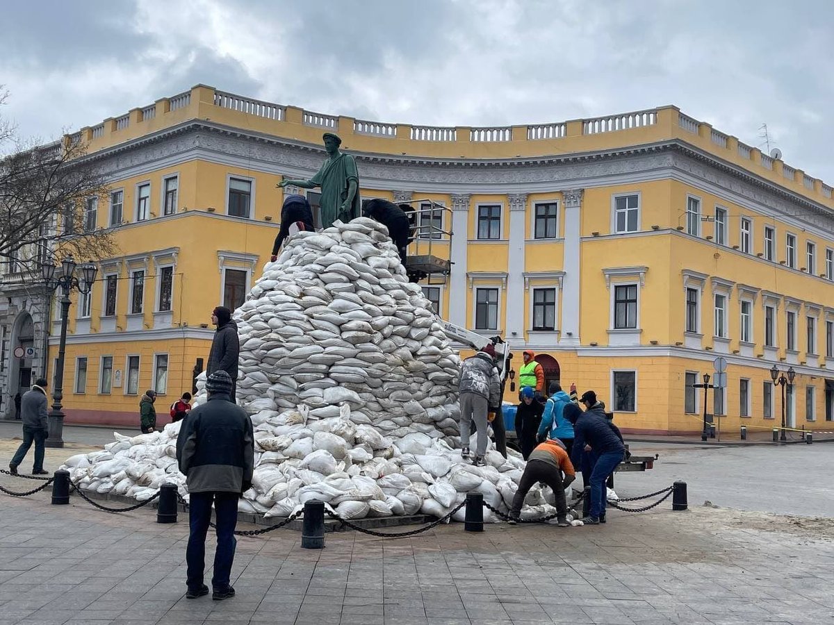 KyivIndependent's tweet photo. Volunteers place sandbags around one of Odesa’s landmarks, the monument to Duke of Richelieu, to protect it from potential Russian bombardment.

 📸: Odesa City Council https://t.co/UJm30huTu3