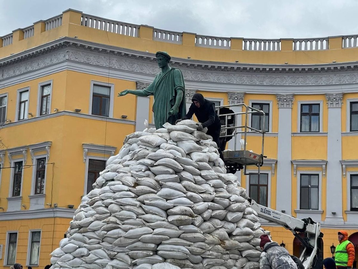 KyivIndependent's tweet photo. Volunteers place sandbags around one of Odesa’s landmarks, the monument to Duke of Richelieu, to protect it from potential Russian bombardment.

 📸: Odesa City Council https://t.co/UJm30huTu3