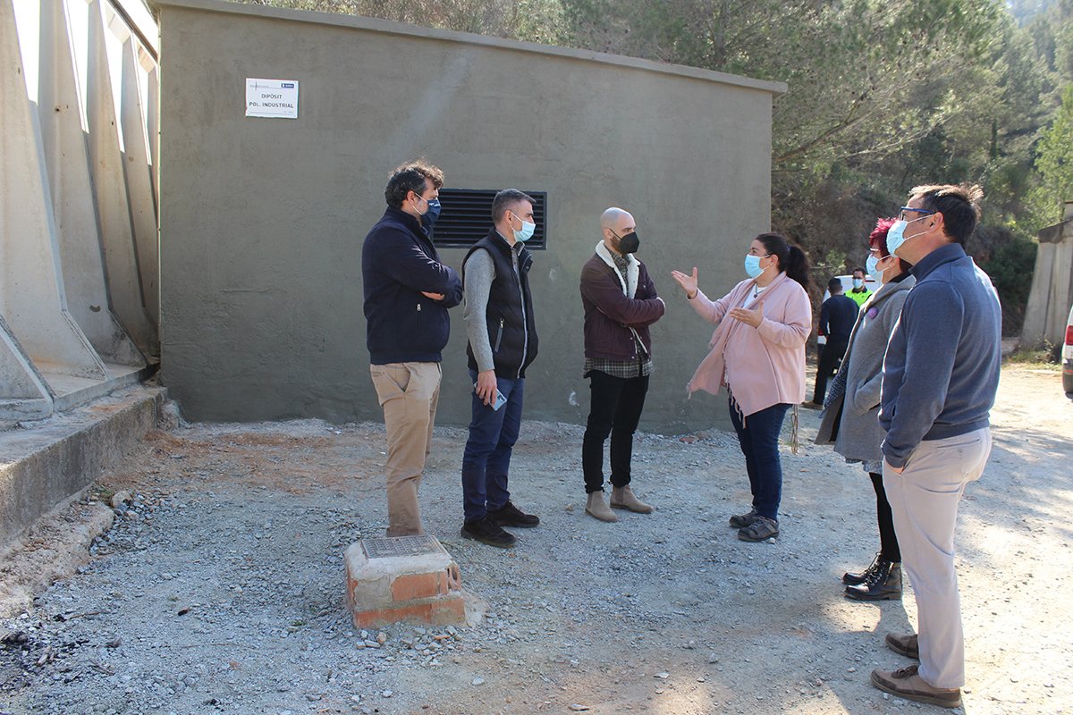 Veolia_Cat's tweet photo. 🤝 L'alcalde @AdriaCamino i els regidors @joancarlesalm i Vicky Castellano han visitat les actuacions per veure la seva evolució, acompanyats pel nostre gerent @jmmontserratbcn, el responsable d'Operacions, Francisco Javier Hermida, i la cap de distribució, @ElisabetFarga. https://t.co/SdvG3g77Vl