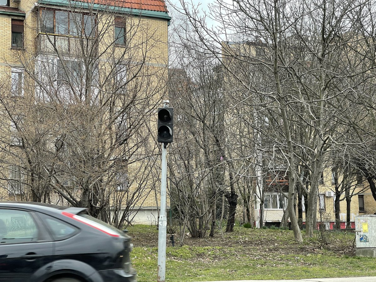 ZmajIvan's tweet photo. @prijavi_problem , ne radi semafor na raskrsnici Radnicke i Maršala Tolbuhina. https://t.co/XFuvEgbJ67
