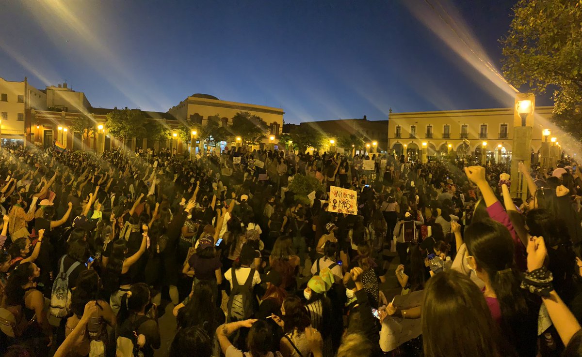 marlene_mi90's tweet photo. Asi cerramos la marcha en Querétaro en plaza de la constitución 💜 gracias a todas! #Marcha8M #MarchaFeminista #Queretaro #marchaqro #NiUnaMenos #vivanlasmorras https://t.co/zdk9exyzN5