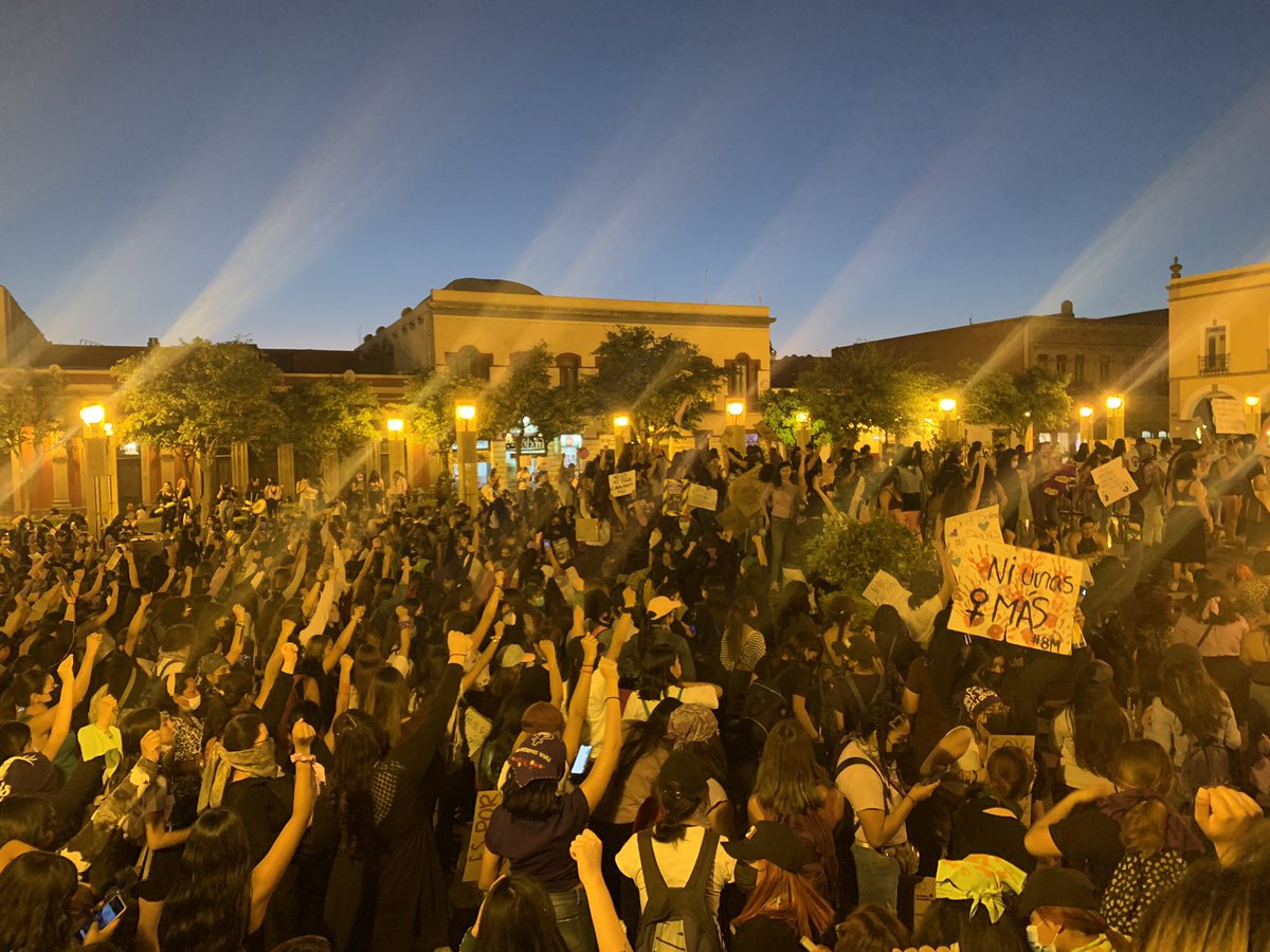 marlene_mi90's tweet photo. Asi cerramos la marcha en Querétaro en plaza de la constitución 💜 gracias a todas! #Marcha8M #MarchaFeminista #Queretaro #marchaqro #NiUnaMenos #vivanlasmorras https://t.co/zdk9exyzN5